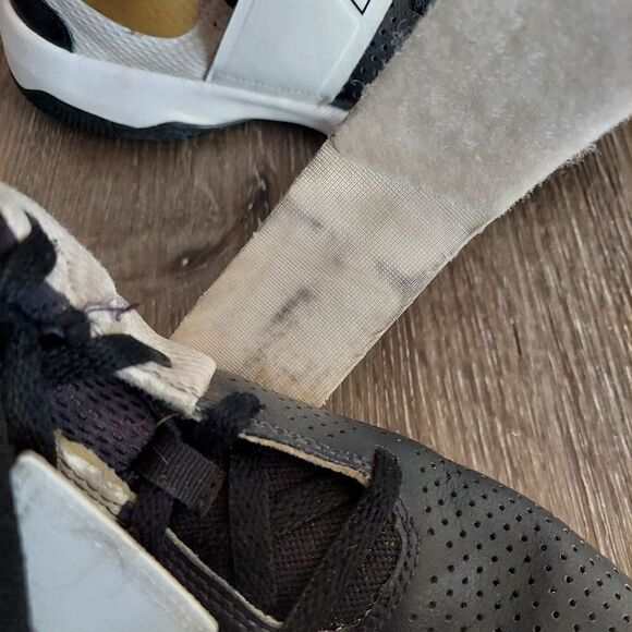 Nike Youth sz 5.5y  881941-009 2018 Team Hustle D8 White Black Gold Swoosh - Picture 9 of 11